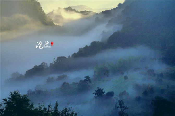 居民家中厨房起火，消防员“抢出”燃烧煤气罐， “又见最美逆行”